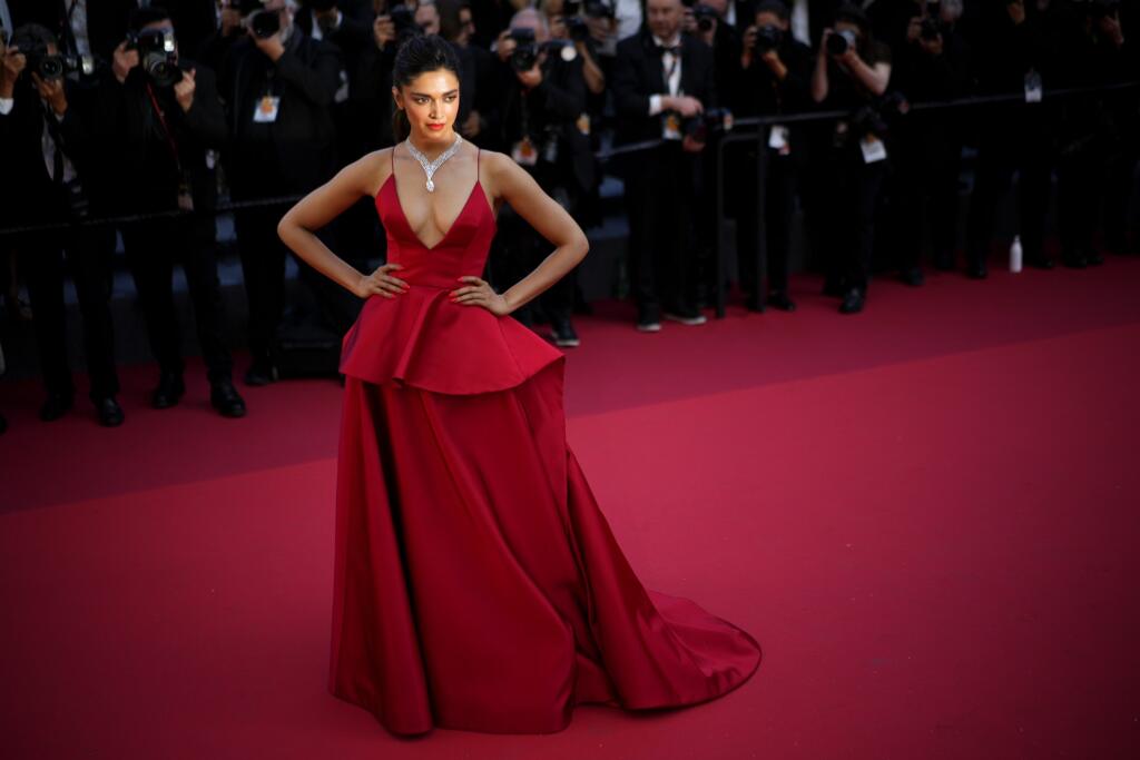 KK43 Cannes - Členka poroty Deepika Padukoneová pózuje počas príchodu na premiéru filmu Armageddon Time v rámci 75. ročníka medzinárodného filmového festivalu vo francúzskom Cannes 19. mája 2022. FOTO TASR/AP