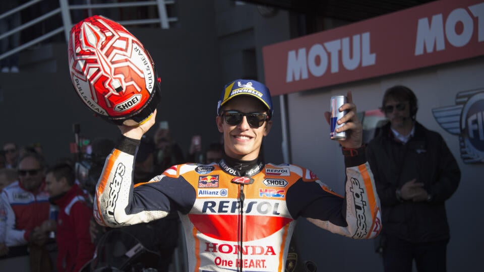 Španielsky motocyklový pretekár Marc Marquez podstúpi v stredu operáciu ramena.