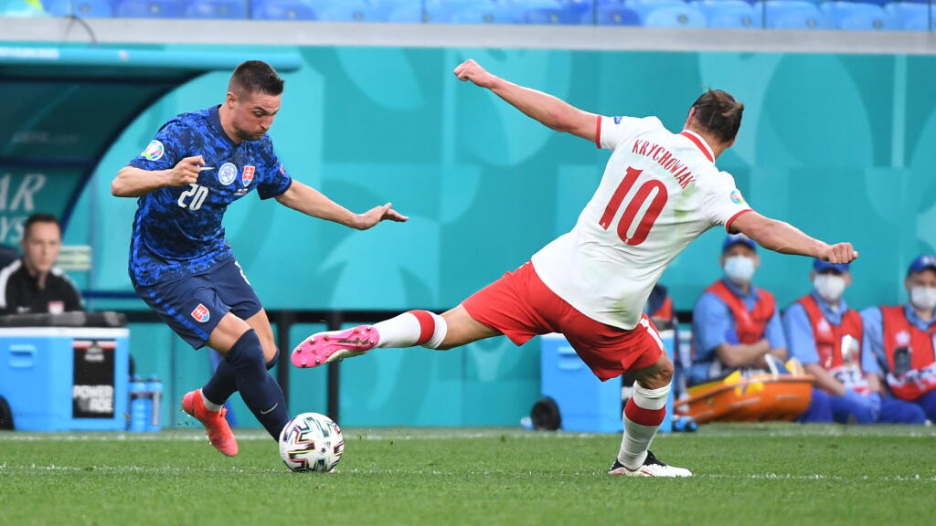 Na snímke vľavo slovenský hráč Róbert Mak a vpravo poľský hráč Grzegorz Krychowiak v zápase E-skupiny na majstrovstvách Európy vo futbale Poľsko - Slovensko 14. júna 2021 v ruskom Petrohrade. FOTO TASR - Martin Baumann