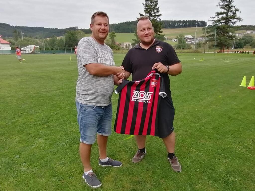Starostovi Bendíkovi odovzdali dres kamaráti nedávno zosnulého skalného fanúšika Trnavy Petra Mamuta Ondrejku.