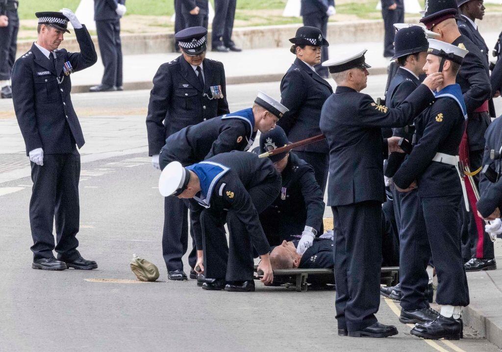Počas kráľovninho pohrebu odniesli na nosidlách policajta, ktorý v službe skolaboval.