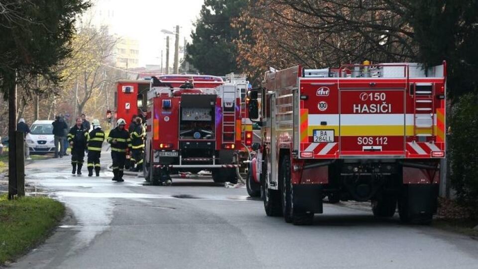 V Dubnici nad Váhom horeli autá i budovy.