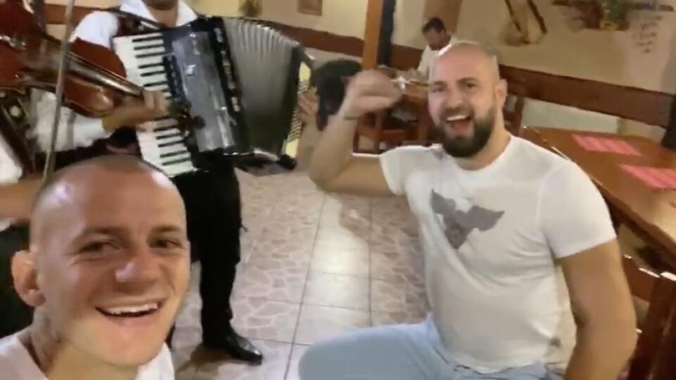 Slovensko pred pár dňami obleteli zábery viceprezidenta Slovana Bratislava Ivana Kmotríka ml. a Vladimíra Weissa ml., po ktorých dvojica mala čo vysvetľovať. Internet sa po ich kauze z Vysokých Tatier činil a vyprodukoval množstvo vtipov.
