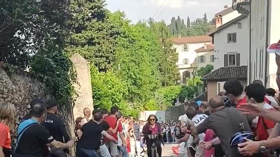 VIDEO Užila si svoju slávu. Babka na trati Gira a fanúšikovia šaleli