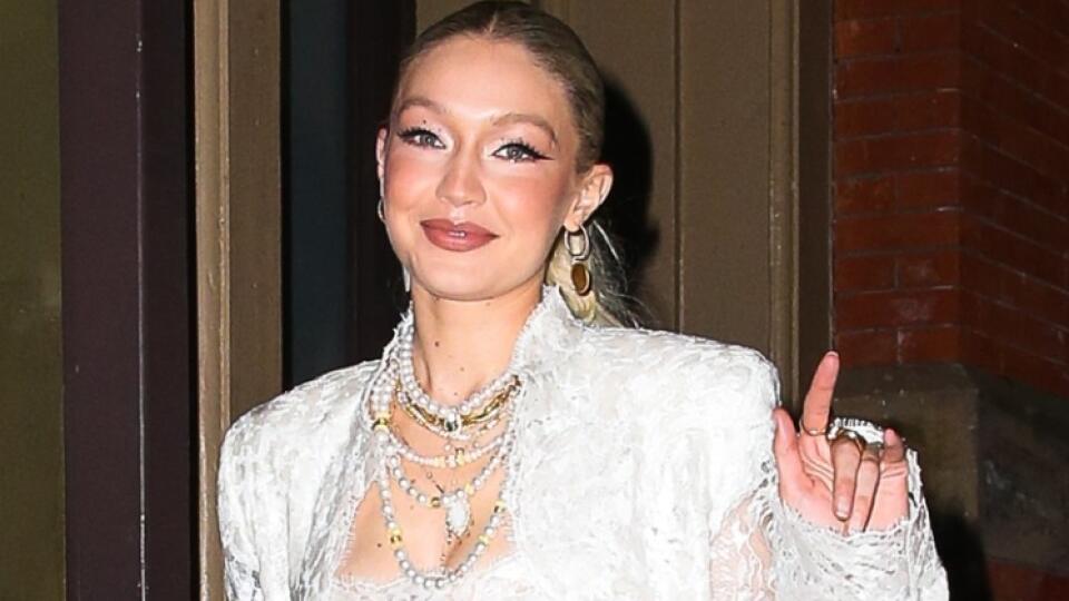 Gigi Hadid žiarila v bielom čipkovanom outfite.