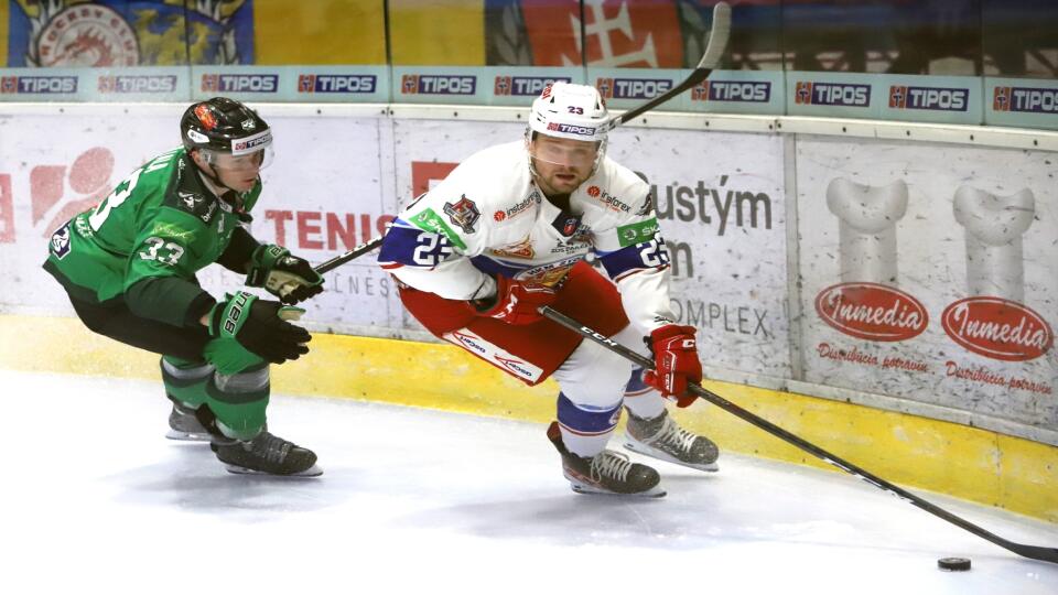 Na snímke zľava Matteo Gennaro (Nové Zámky) a Martin Jakúbek (Zvolen) počas zápasu 25. kola hokejovej Tipos extraligy HKM Zvolen - HC MIKRON Nové Zámky 11. decembra 2022 vo Zvolene. FOTO TASR - Ján Krošlák