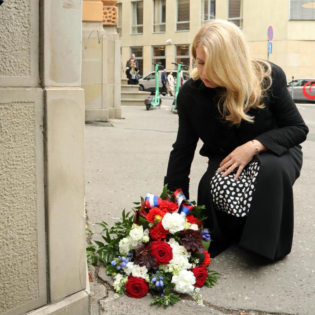 Prezidentka Zuzana Čaputová si prišla uctiť pamiatku obetí tragickej nehody. Na sociálnej sieti k fotografii napísala: