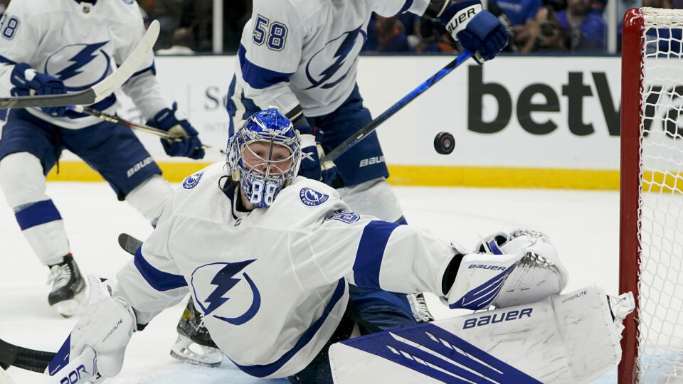 JB 2 Uniondale - Brankár Tampa Bay Lightning  Andrej Vasilevskij (88) zasahuje proti New Yorku Islanders v zápase play off hokejovej zámorskej NHL v Uniondale 17. júna 2021. FOTO TASR/AP 

Tampa Bay Lightning goaltender Andrei Vasilevskiy (88) makes a save against the New York Islanders during the second period of Game 3 of the NHL hockey Stanley Cup semifinals, Thursday, June 17, 2021, in Uniondale, N.Y. (AP Photo/Frank Franklin II)