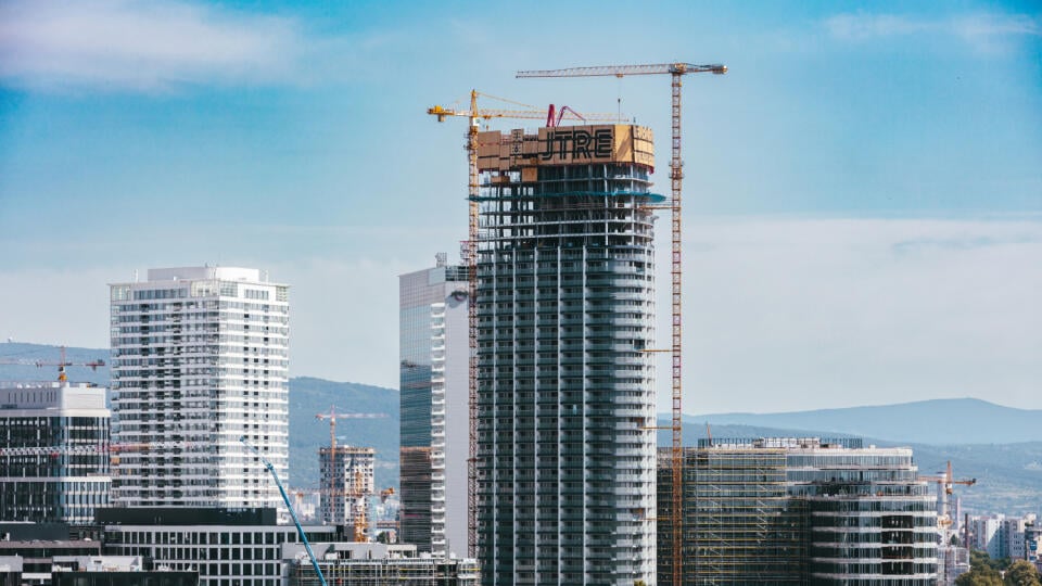 Na snímke výstavba prvého slovenského mrakodrapu, Eurovea Tower.