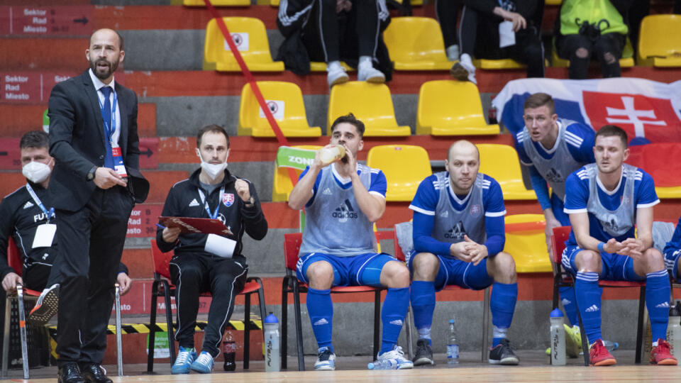 Na snímke slovenská striedačka a vľavo tréner tímu Marián Berky v kvalifikačnom futsalovom stretnutí ME 2022 3. skupiny Slovensko - Grécko 4. marca 2021 v Bratislave. FOTO TASR - Pavel Neubauer
 

