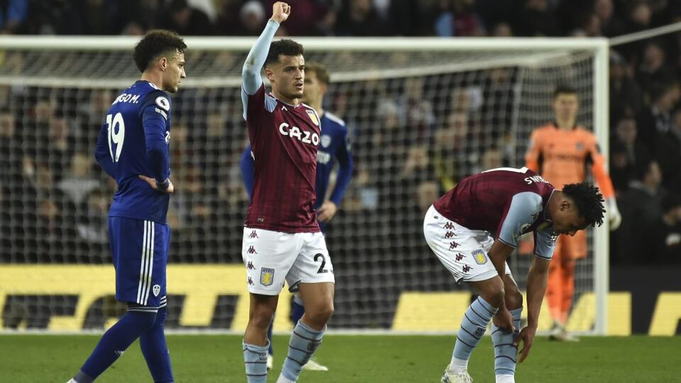 EBE 64 Birmingham - Na snímke uprostred brazílsky stredopoliar Aston Villy Philippe Coutinho oslavuje svoj úvodný gól v zápase 24. kola anglickej Premier League vo futbale Aston Villa FC - Leeds United v Birminghame 9. februára 2022. FOTO TASR/AP
Aston Villa's Philippe Coutinho, centre, celebrates after scoring his side's opening goal during the English Premier League soccer match between Aston Villa and Leeds United at Villa Park in Birmingham, England, Wednesday, Feb. 9, 2022. (AP Photo/Rui V