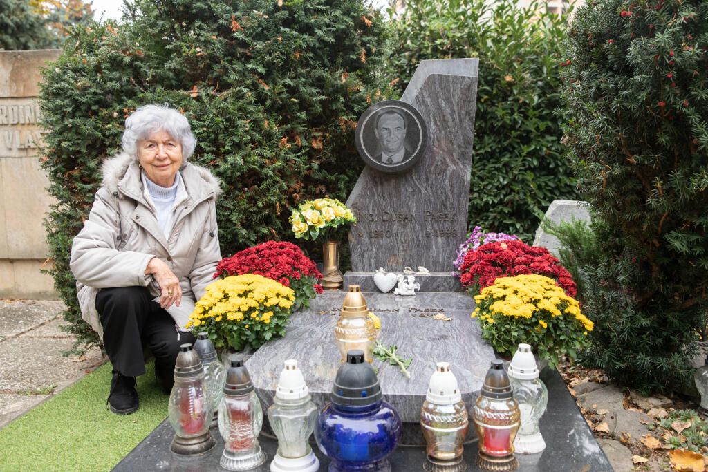 Irma Pašeková sa so smrťou syna Dušana a verziou, že to bola samovražda, nikdy nezmierila. Dlhé roky mu chodila starať sa o hrob.