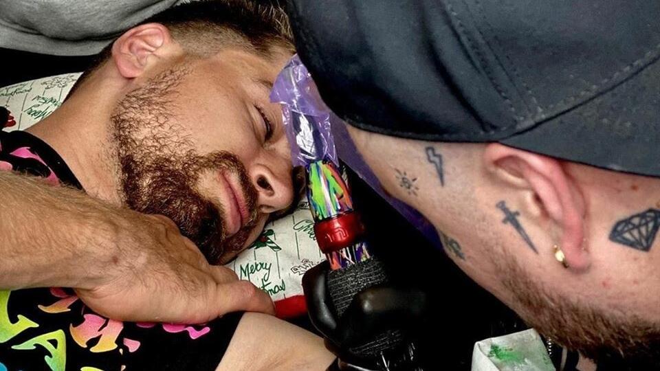 Saganovi pribudol na ruke aj kaktus so sombrerom a mejkapom v štýle filmovej postavy Jokera. Ten dopĺňa motto v angličtine „Don‘t worry, nothing is under control“, v preklade: „Nerob si starosti, nič nie je pod kontrolou.“