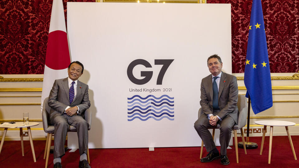 JB 38 Londýn - Japonský minister financií Taro Aso (vľavo) a prezident Euroskupiny Paschal Donohoe pózujú počas ich stretnutia na summite ministrov financií skupiny G7, siedmich najvyspelejších ekonomik sveta, v Londýne 5. júna 2021. Európania sú pritom optimistami a veria, že G7 podporí návrh USA na zavedenie minimálnej globálnej dane z príjmu právnických osôb. FOTO TASR/AP
Japan's finance minister Taro Aso, left, and Eurogroup President Paschal Donohoe during their meeting, as finance ministe