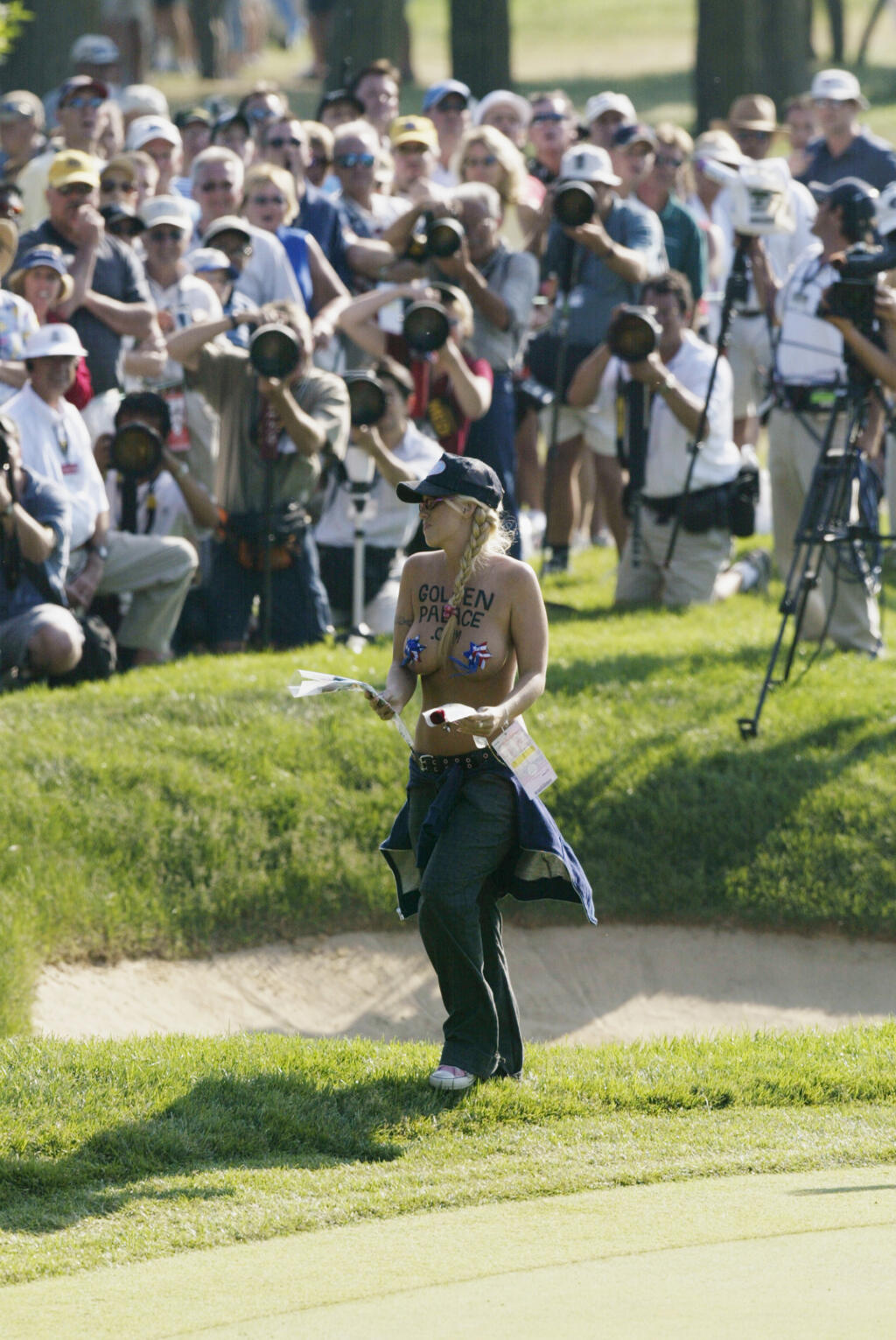 História golfu je plná narušiteľov turnajov. V minulosti sa našlo množstvo fanúšikov, ktorí často vybehli na green úplne nahí a okorenili priebeh turnaja.
