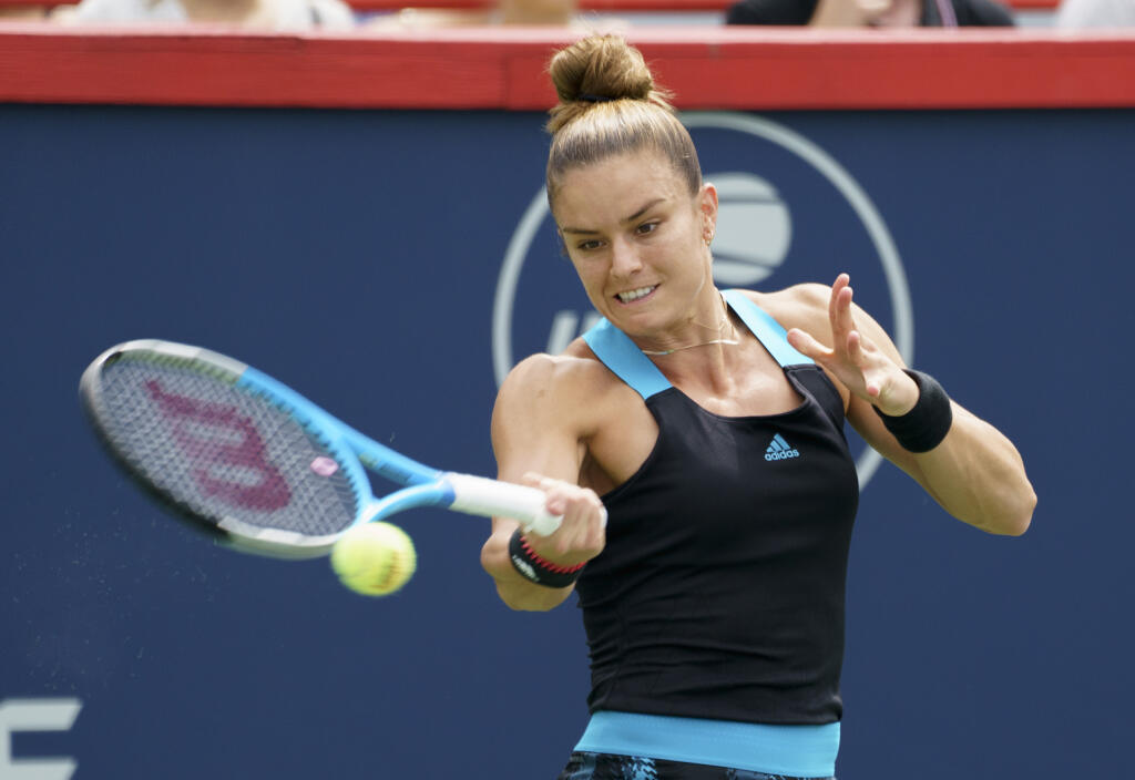 Grécka tenistka Maria Sakkariová odvracia loptičku Češke Marii Bouzkovej v 1. kole tenisového turnaja WTA v Montreale 9. augusta 2021.