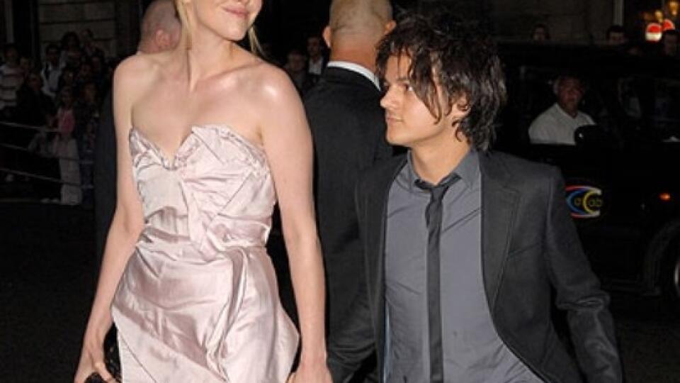 Britský hudobník Jamie Cullum kráča ruka v ruke so spisovateľkou a bývalou modelkou Sophie Dahl. Pár sa zosobášil v sobotu 9. januára 2010.