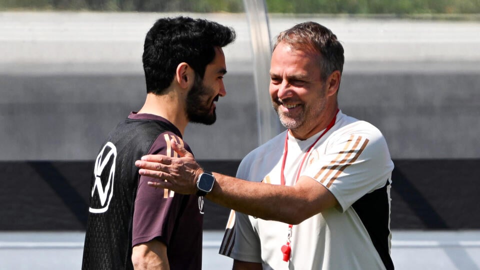 KK3 Frankfurt nad Mohanom - Nemecký futbalista Ilkay Gündogan (vľavo) a nemecký reprezentačný tréner Hansi Flick počas tréningu nemeckej futbalovej reprezentácie 15. júna 2023 vo frankfurte nad Mohanom. Nemecký futbalista Ilkay Gündogan netrénoval vo štvrtok so svojou reprezentáciou pred prípravným zápasom v Poľsku. Tréner Hansi Flick s ním tak zrejme nepočíta v základe nadchádzajúceho stretnutia. FOTO TASR/DPA
15.06.2023, Hessen, Frankfurt/Main: Fußball: Nationalmannschaft, vor dem Länderspiel 