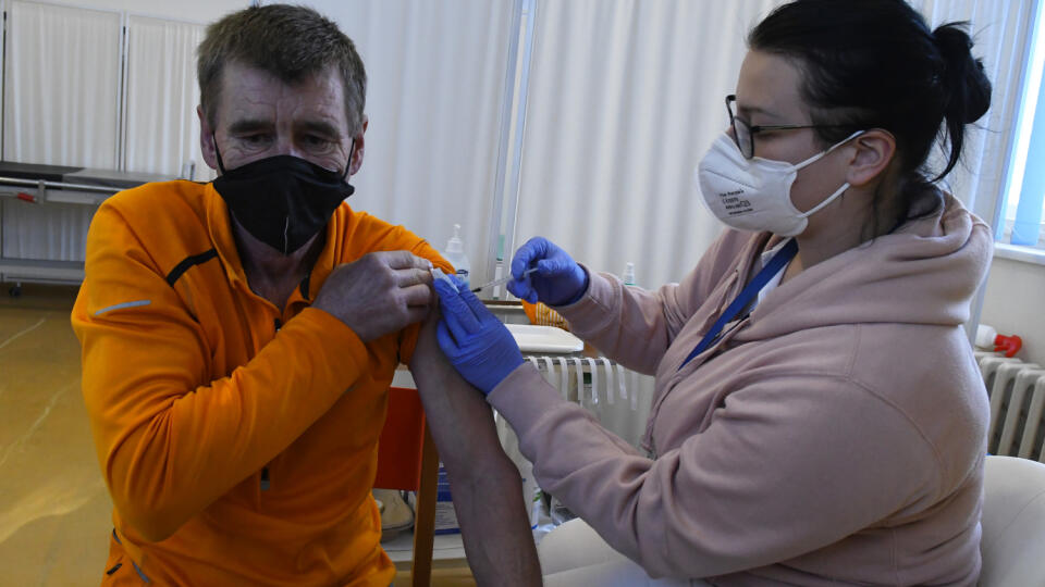Vo vakcinačnom centre v areáli Univerzitnej nemocnice L. Pasteura (UNLP) Košice na Rastislavovej ulici, kde očkujú iba vakcínou Pfizer v stredu 24. novembra 2021 očkovali proti Covid-19 bez registrácie. Na snímke muž dostáva prvú dávku vakcíny proti ochoreniu Covid-19. Košice, 24. novembra 2021 FOTO TASR – Milan Kapusta
