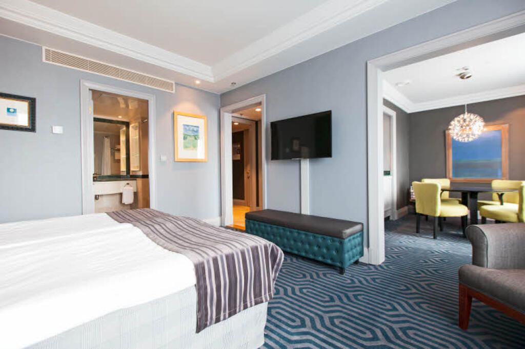 Samotný hotel má deväť poschodí a dokopy až 523 izieb. Každá z nich je vybavené minibarom, satelitnou TV a kúpeľňou s vyhrievanou podlahou. Cena za jednu noc sa pohybuje od 140 do 200 eur.