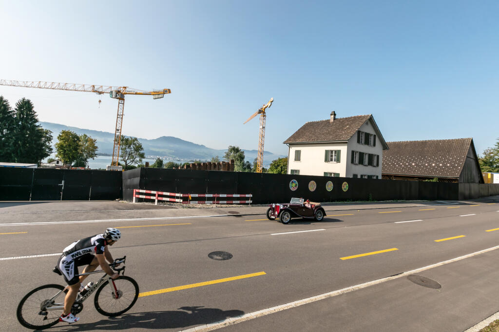 Teraz nechal Roger rodine postaviť novú vilu, a to v dedine Rapperswil-Jona. Na nové hniezdočko si však Federerovci budú musieť počkať. Pozemok sme navštívili osobne, takto prebiehajú práce.