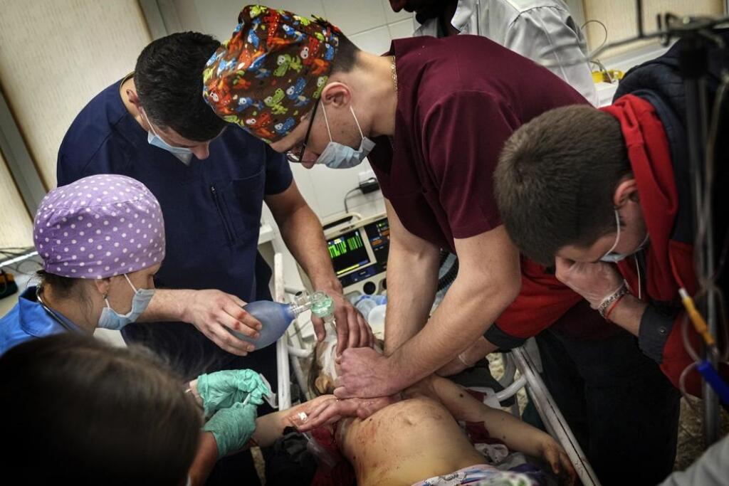 Dievčatko v snahe o záchranu jej života previezli zo sanitky dovnútra nemocnice. Okolo nej sa tlačili lekári a sestry. Jeden jej dal injekciu. Ďalší sa ju pokúsil oživiť pomocou defibrilátora. Sestra plakala. Doktor, ktorý do nej pumpoval kyslík, sa pozrel priamo do kamery video reportéra: „Ukážte to Putinovi,“ povedal nahnevane.