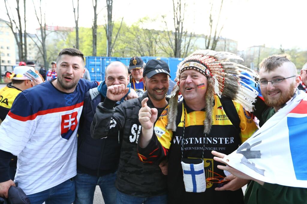 Slovenskí fanúšikovia sa aj pred zápasom proti Nemecku výborne bavili v okolí haly.