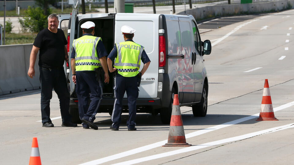 Regióny: Hraničná kontrola. Rakúska polícia kontroluje dodávky smerujúce zo Slovenska. Prílev imigrantov viedol k sprísneniu režimu v Schengenskom priestore.