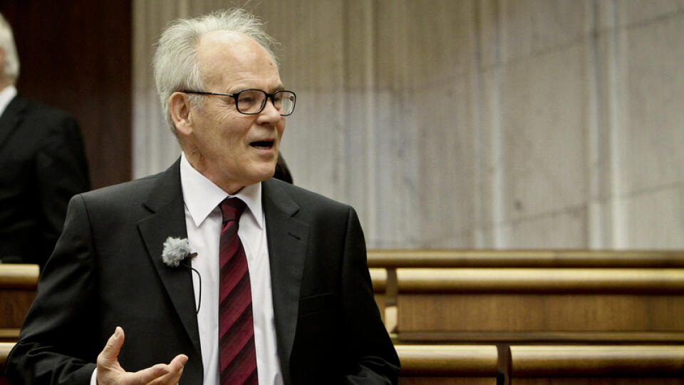 Jozef Mikloško si vyčíta súhlas so zrušením poslaneckej imunity.