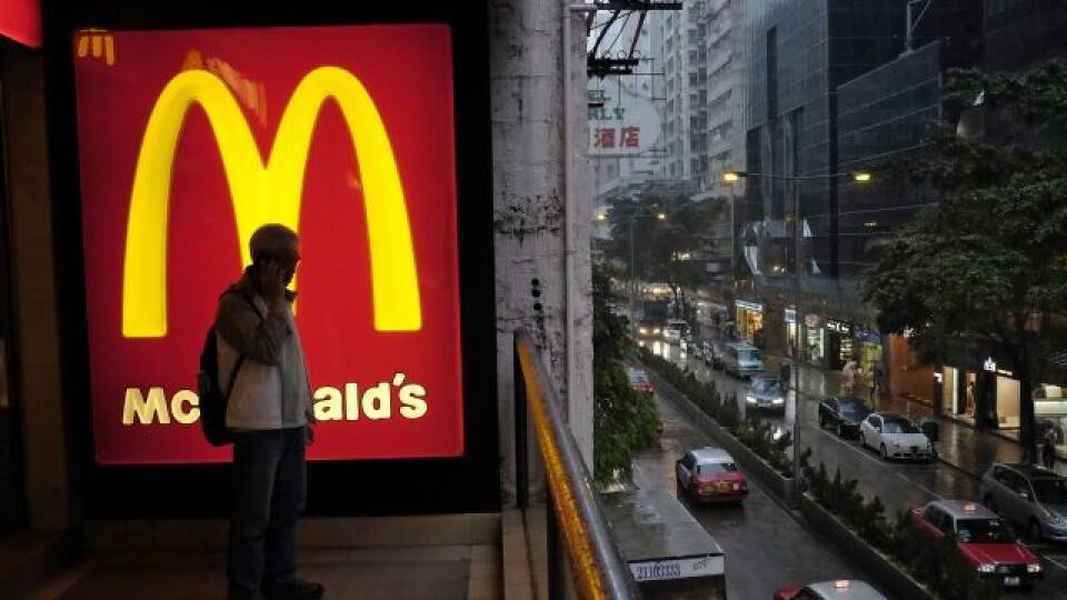KK73 Hongkong - Na archívnej snímke z 2. apríla 2014 muž telefonuje vedľa nápisu McDonald ´s v Hongkongu. Americká sieť reštaurácií s rýchlym občerstvením McDonald's zaznamenala minulý mesiac mierny nárast globálnych tržieb. Vďačí za to oživeniu predaja v Číne, kde jej tržby vlani klesli pre obavy z vtáčej chrípky. Presnejšie, globálny obrat najväčšej siete rýchleho občerstvenia na svete v reštauráciách otvorených minimálne 13 mesiacov sa v máji 2014 medziročne zvýšil o 0,9 %. FOTO TASR/AP
FIL
