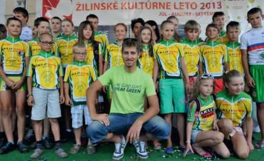 Mladé talenty zo Žiliny na zábere s cyklistickým fenoménom Petrom Saganom.