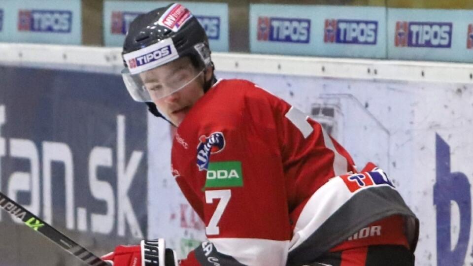 Na snímke zľava Max Gerlach (Prešov) a Patrik Marcinek (Zvolen) počas 21. kola hokejovej Tipos extraligy HKM Zvolen - HC MV Transport Prešov.