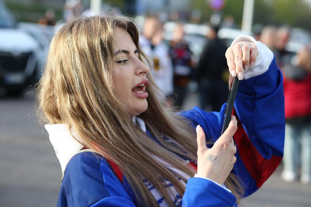 Slovenskí fanúšikovia sa aj pred zápasom proti Nemecku výborne bavili v okolí haly.