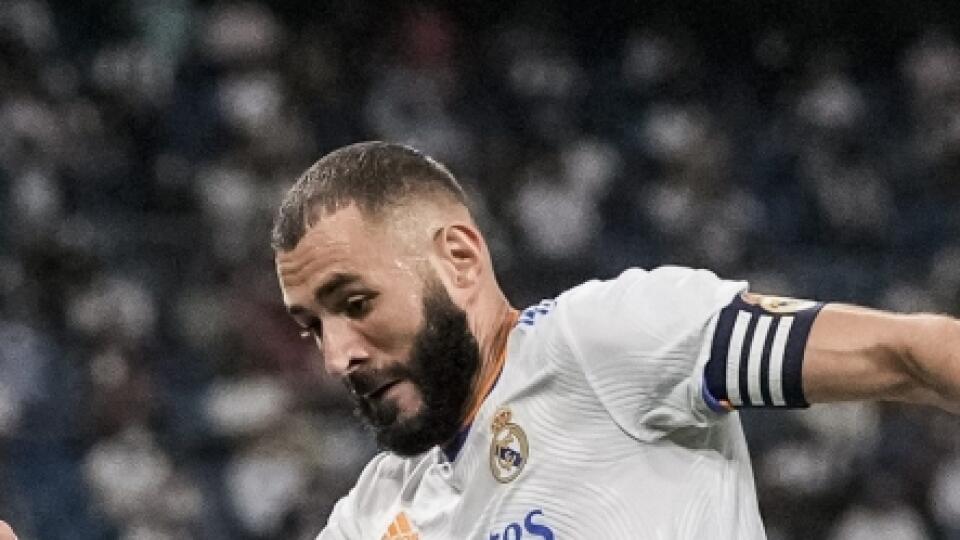 KK21 Madrid - Futbalista Karim Benzema (vpravo) z Realu Madrid počas zápasu 4. kola španielskej La Ligy Real Madrid - Celta Vigo 12. septembra 2021 v Madride. FOTO TASR/AP
Real Madrid's Karim Benzema, right, vies for the ball during the Spanish La Liga soccer match between Real Madrid and Celta de Vigo at the Bernabeu stadium in Madrid, Spain, Sunday, Sept. 12, 2021. (AP Photo/Manu Fernandez)