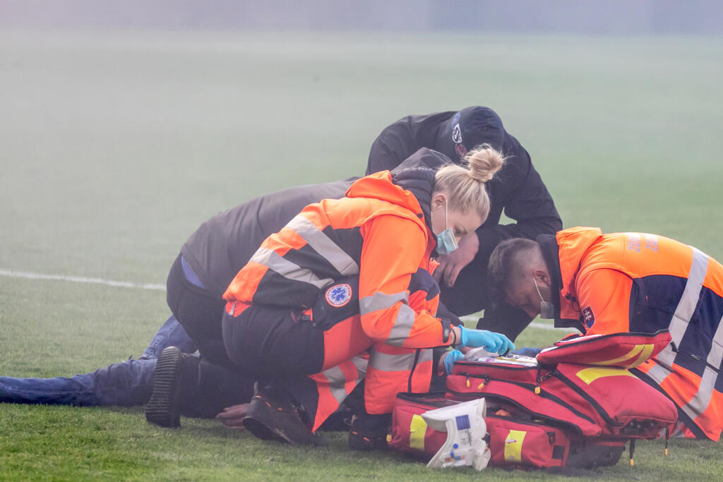 Na snímke je futbalový zápas medzi FC Spartak Trnava a ŠK Slovan Bratislava, ktorý sa skončil predčasne a fanúšikovia obidvoch táborov vnikli na hraciu plochu.