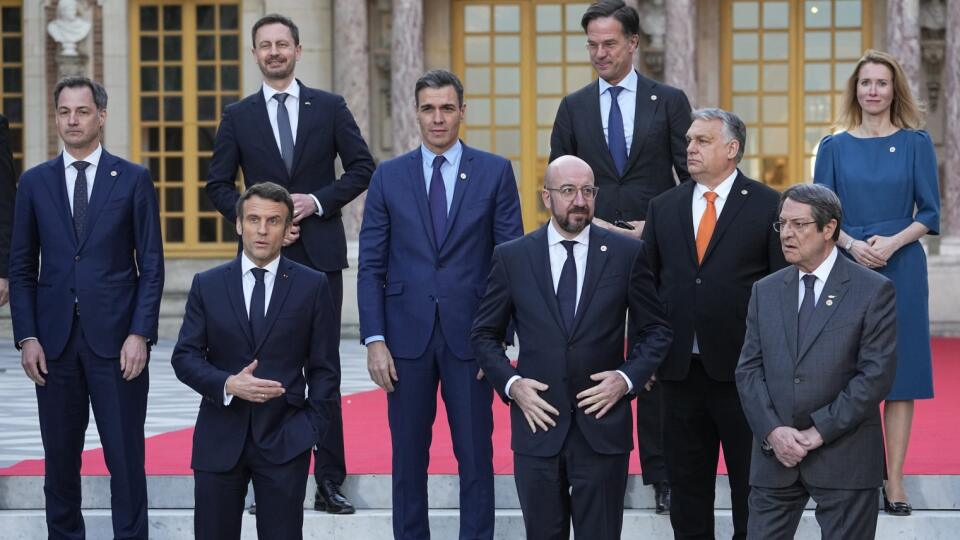 KK43 Versailles - Na snímke zľava belgický premiér Alexander De Croo, francúzsky prezident Emmanuel Macron, slovenský premiér Eduard Heger, španielsky premiér Pedro Sánchez, predseda Európskej rady Charles Michel,holandský premiér Mark Rutte, maďarský premiér Viktor Orbán, cyerský prezident Nicos Anastasiades and estónska premiérka Kaja Kallasová pózujú pre skupinovú fotografiu počas summitu EÚ vo Versailles, západne od Paríža 10. marca 2022. Jednotná reakcia Európskej únie (EÚ) na pokračujúcu a