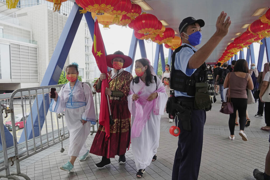 JB 3 Hongkong - Policajt uzatvára most pri príležitosti prechodu konvoja s čínskym prezidentom Si Ťin-pchingom v Hongkongu 1. júla 2022. Od prechodu Hongkongu pod správu Číny uplynie 25 rokov. FOTO TASR/AP

A police officer closes a bridge as a convoy of China's President Xi Jinping driving through an area in Hong Kong Friday, July 1, 2022. Chinese President Xi Jinping on Friday defended his vision of the 
