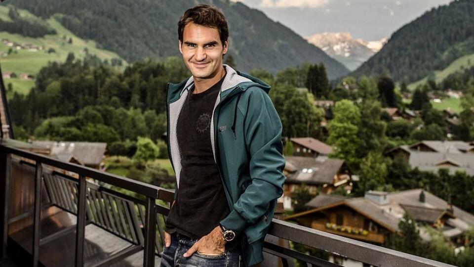 Federer prekvapil talianske dievčatá a zahral si s nimi na streche domu.