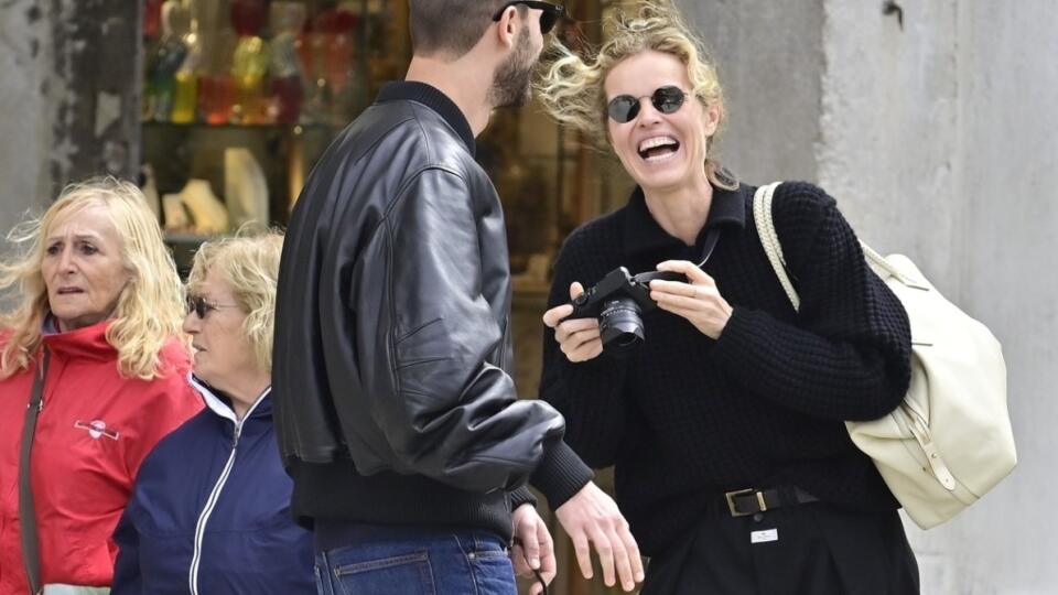 Eva Herzigová stihla pred Cannes aj návštevu Benátok. Čierne farbe bola však verná.