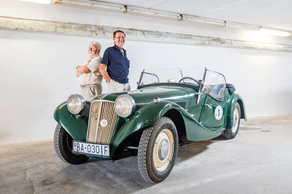 Zakladateľ Veteran Car Clubu Michal Ondrejčák (vpravo, na fotke s ďalším fanúšikom veteránov Jánom Novoveským)