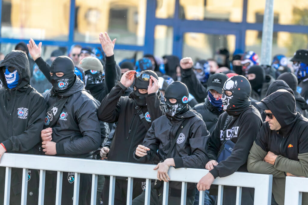 Na snímke je príchod fanúšikov ŠK Slovan Bratislava do Trnavy a ich eskorta na štadión FC Spartak Trnava.