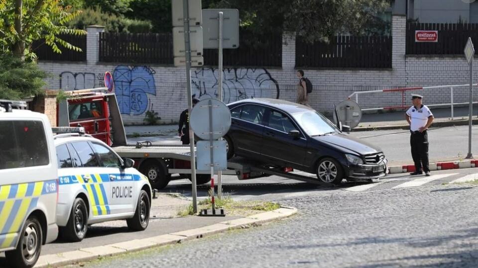 ФОТО, сделанное во время пьяного ДТП в Патрах: Ей грозит 3 года БАЗЫ! У Дады есть новая версия сноса