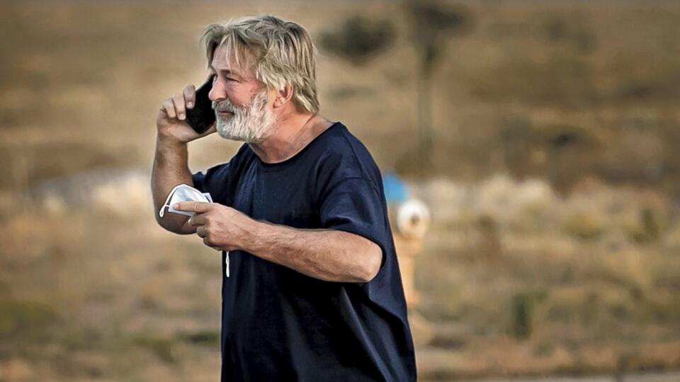 Americký herec Alec Baldwin telefonuje na parkovisku pred úradom šerifa okresu Santa Fe, po tom, čo bol vypočutý v súvislosti s streľbou na nakrúcaní filmu
