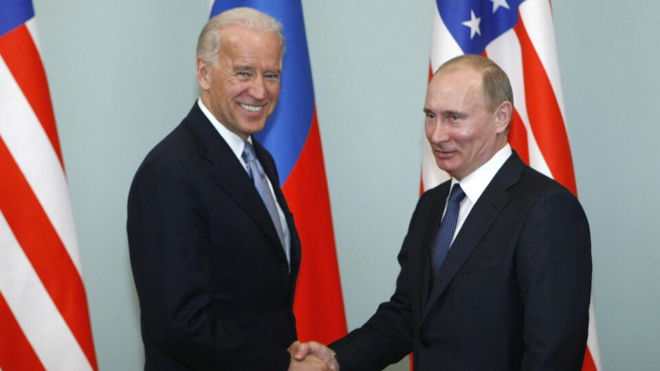 Joe Biden (vľavo) a ruský prezident Vladimir Putin počas stretnutia v Moskve.