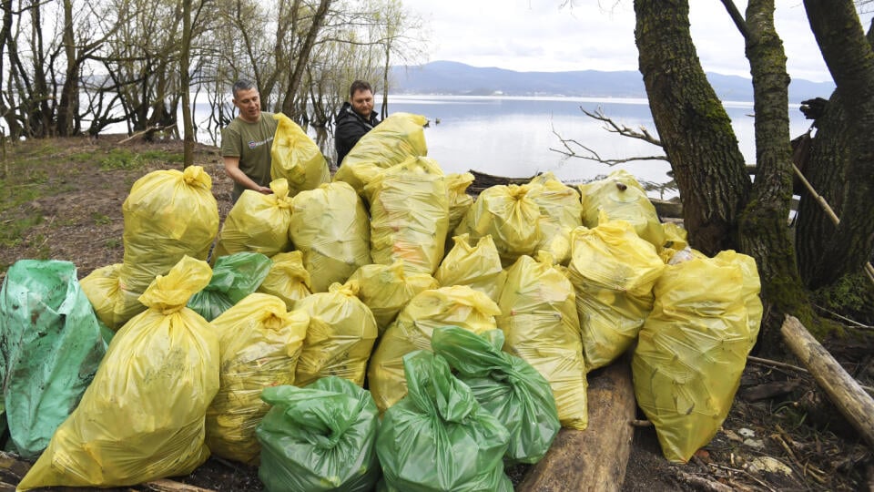Snímka z verejnoprospešnej akcie Spoločne pre Zemplínsku šíravu.
