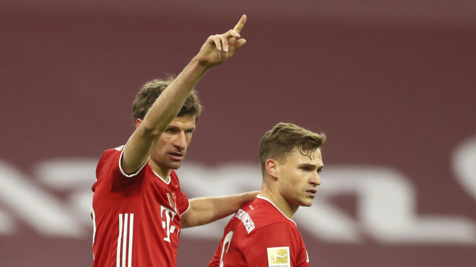 EBE 29 Mníchov - Na snímke vľavo stredopoliar Bayernu Mníchov Joshua Kimmich oslavuje druhý gól v zápase 30. kola nemeckej Bundesligy vo futbale Bayern Mníchov - Bayer Leverkusen na štadióne Allianz Arena v nemeckom Mníchove v utorok 20. apríla 2021. FOTO TASR/AP
Bayern's Joshua Kimmich celebrates with Bayern's Thomas Mueller after scoring his side's second goal during the German Bundesliga soccer match between Bayern Munich and Bayer Leverkusen at the Allianz Arena stadium in Munich, Germany,