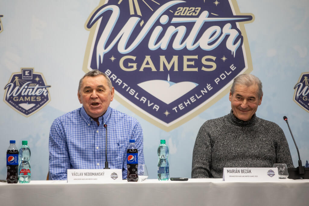 Václav Nedomanský s Mariánom Bezákom počas tlačovej konferencie na Winter Games.
