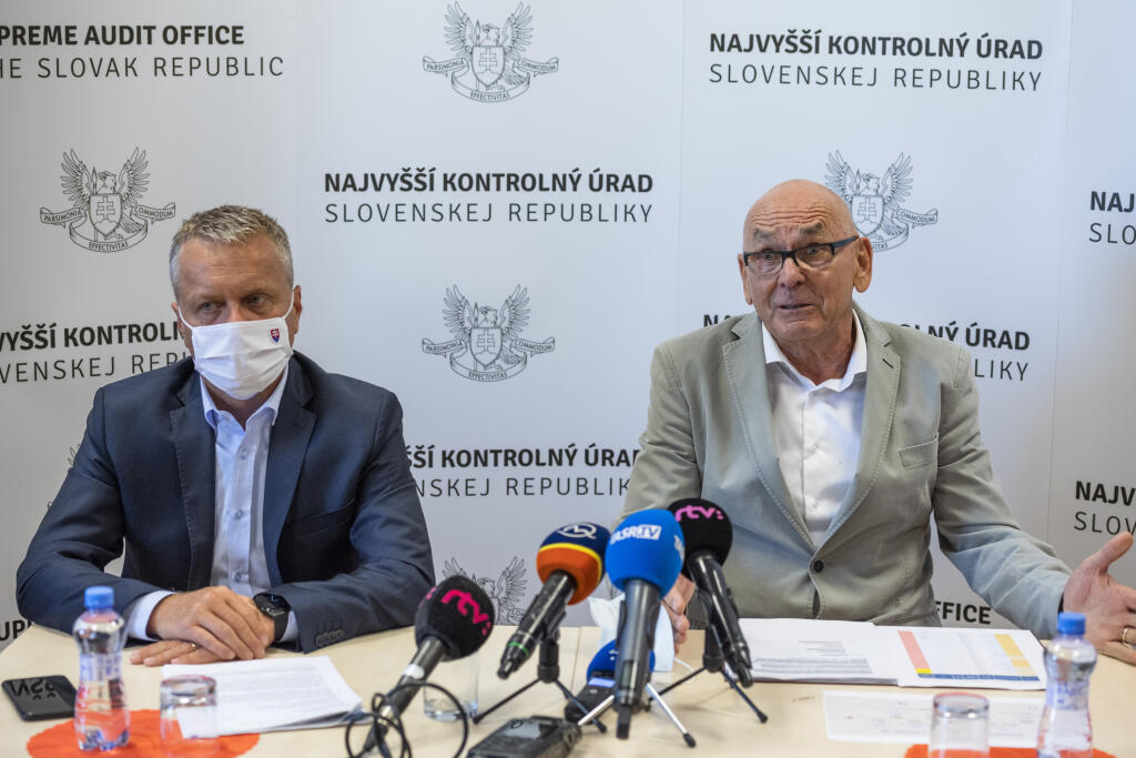 Na snímke zľava podpredsedu Najvyššieho kontrolného úradu (NKÚ) Ľubomír Andrassy a predseda Najvyššieho kontrolného úradu (NKÚ) SR Karol Mitrík počas tlačovej konferencie Najvyššieho kontrolného úradu SR k aktuálnym zisteniam úradu a vyhodnoteniu doterajších výsledkov v Bratislave 25. júna 2021. FOTO TASR - Jaroslav Novák