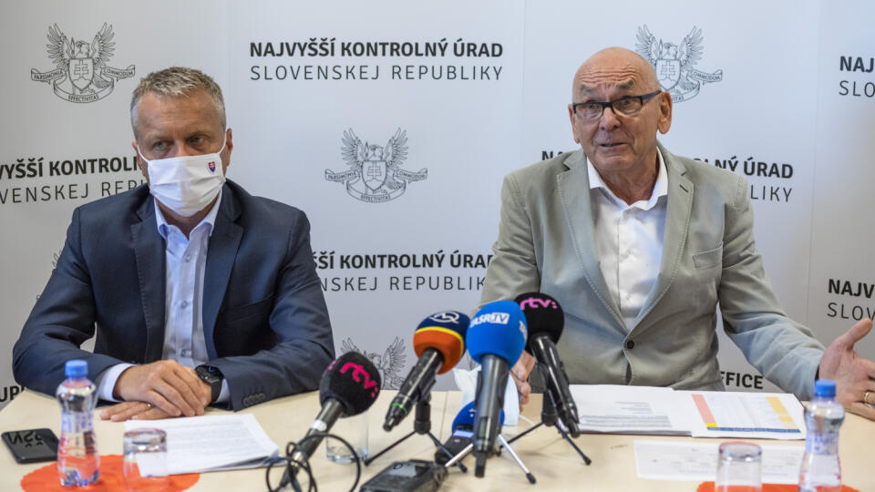 Na snímke zľava podpredsedu Najvyššieho kontrolného úradu (NKÚ) Ľubomír Andrassy a predseda Najvyššieho kontrolného úradu (NKÚ) SR Karol Mitrík počas tlačovej konferencie Najvyššieho kontrolného úradu SR k aktuálnym zisteniam úradu a vyhodnoteniu doterajších výsledkov v Bratislave 25. júna 2021. FOTO TASR - Jaroslav Novák