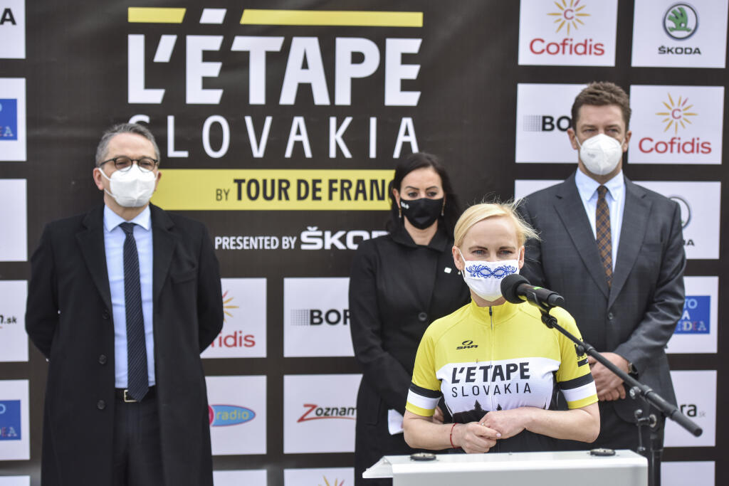 Na snímke zľava veľvyslanec Francúzskej republiky pôsobiaci na Slovensku Christophe Léonzi, viceprimátorka hlavného mesta SR Bratislava Zdenka Zaťovičová, štátna tajomníčka ministerstva dopravy a výstavby SR Katarína Bruncková a minister dopravy a výstavby SR Andrej Doležal počas tlačovej konferencie k predstaveniu pretekov L’Etape Slovakia by Tour de France, 8. apríla 2021 v Bratislave. FOTO TASR - Pavol Zachar